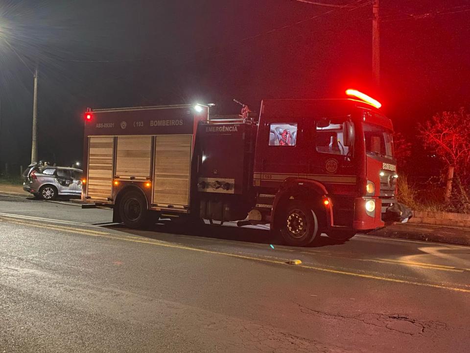 Foto 3 de 3 — Carro pega fogo e mobiliza Corpo de Bombeiros no Parque São Paulo